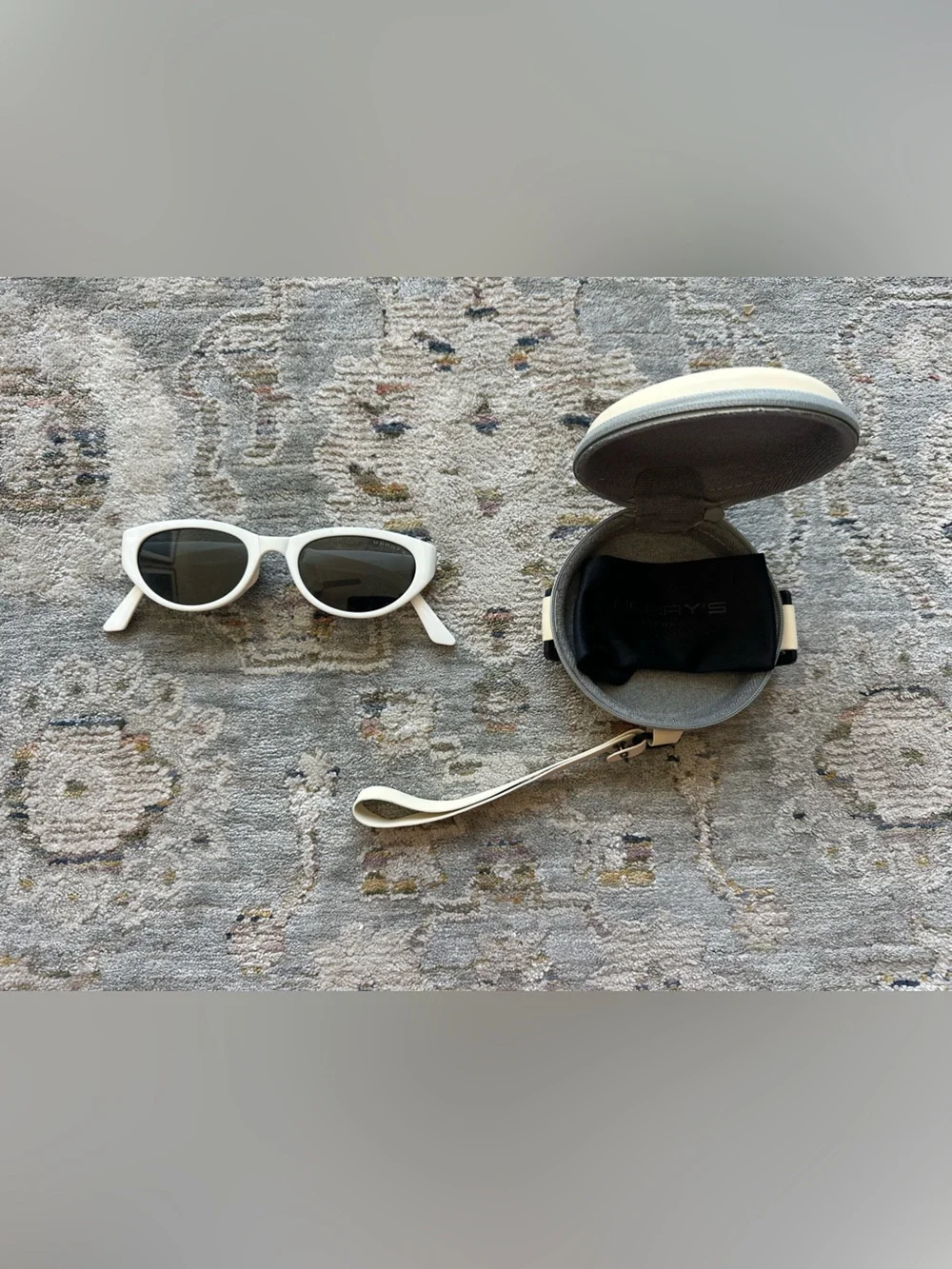 Merry’sWhite Collapsible Sunglasses with Case